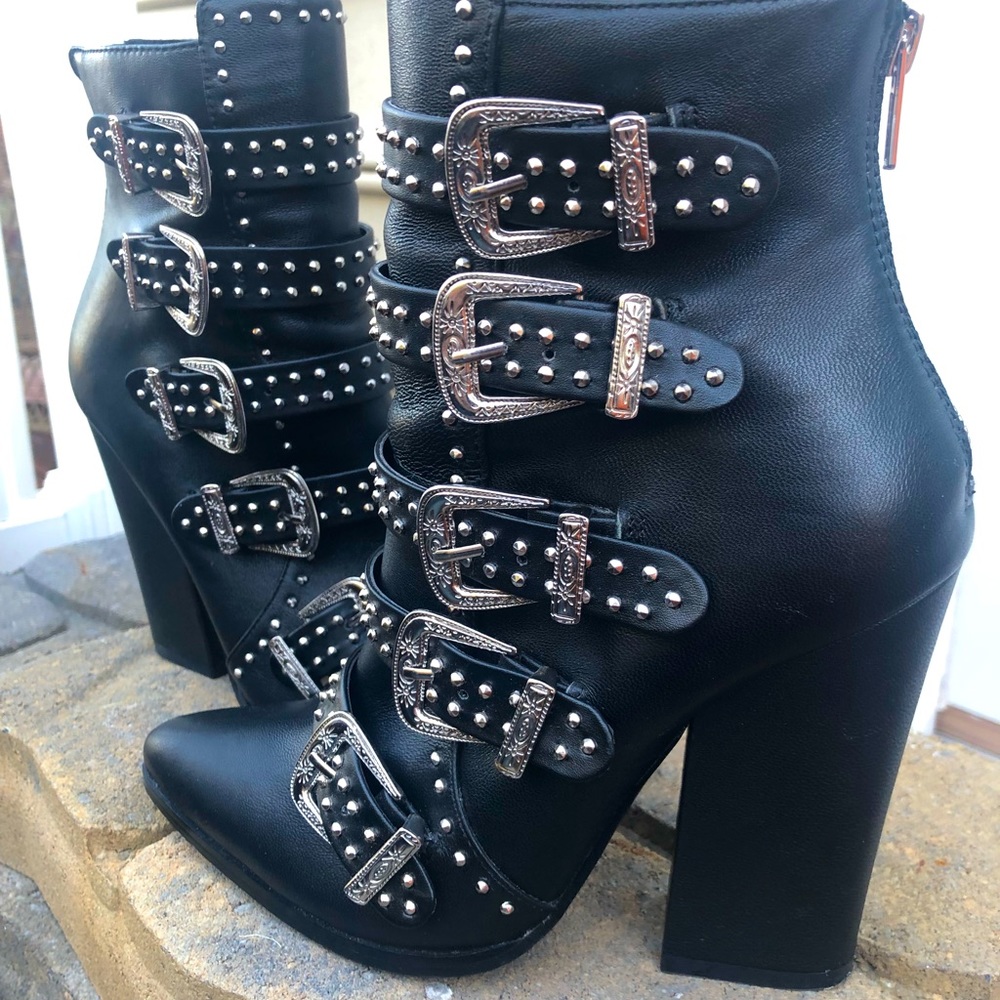 Steve Madden. Good condition boots. I love them, but I don’t wear them a lot.